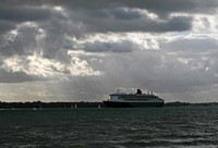 Queen Mary 2 in Solent