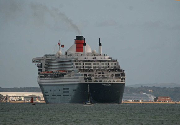 Queen Mary 2 leaves Solent